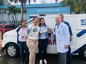 Director hospital Vinicio Calventi recibe ambulancia del SNS.