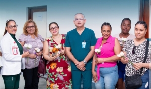 Director del hospital Vinicio Calventi felicita a las mujeres en su día y entrega flores a pacientes y visitantes.
