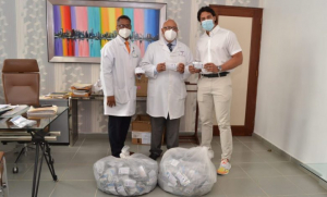 Director hospital Dr. Vinicio Calventi, recibe donativos de medicamentos para pacientes con COVID-19