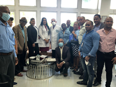 Director del hospital Vinicio Calventi recibe visita de comunitarios y comunicadores